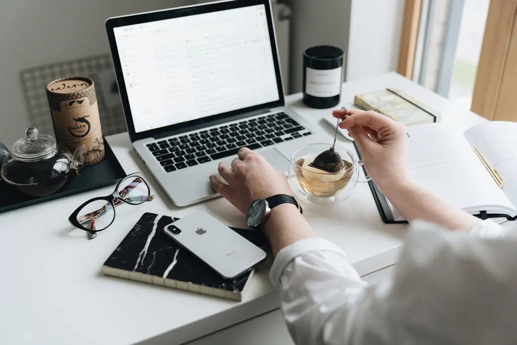 Exporter writing an outreach email to a buyer at a bright desk